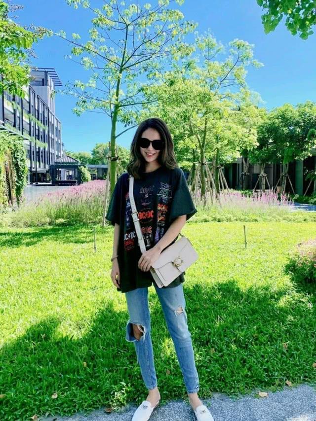 昆凌出席活動穿搭得體，穿卡其色外套搭肚臍裝，優雅又不失性感 娛樂八卦吃瓜 第6张