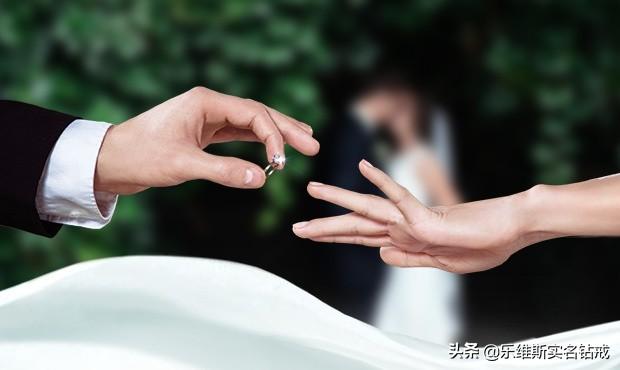 圣诞节送女友什么礼物好？哪些礼物会让她开心？ 送女朋友什么礼物好