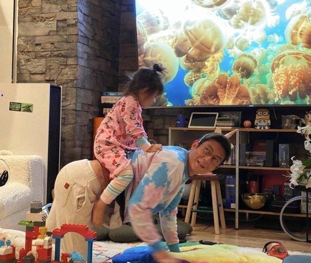 陳冠希曬全家合影，一家三口穿衣品味太好，陳冠希對女兒真是寵溺 娛樂八卦吃瓜 第4张