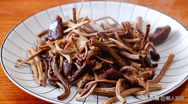茶樹菇搭配五花肉，炒了一盤下飯菜，一上桌就被家人搶光了 熱愛美食 第9张