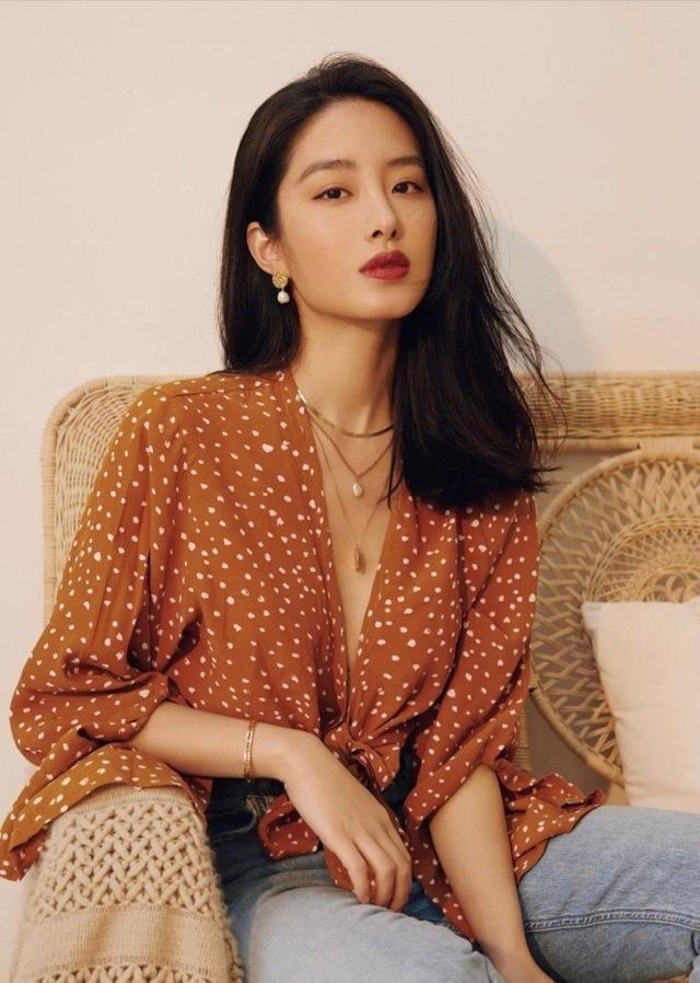 楊采鈺演繹法國復古少女風，吊帶裙大秀蝴蝶背，性感又撩人 娛樂八卦吃瓜 第7张