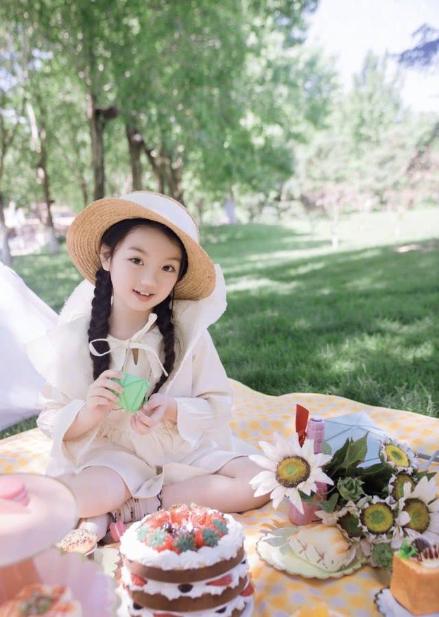 萌娃阿拉蕾曬照！與妹妹穿蓬鬆連衣裙拍寫真，網友：和小時一樣萌 娛樂八卦吃瓜 第6张