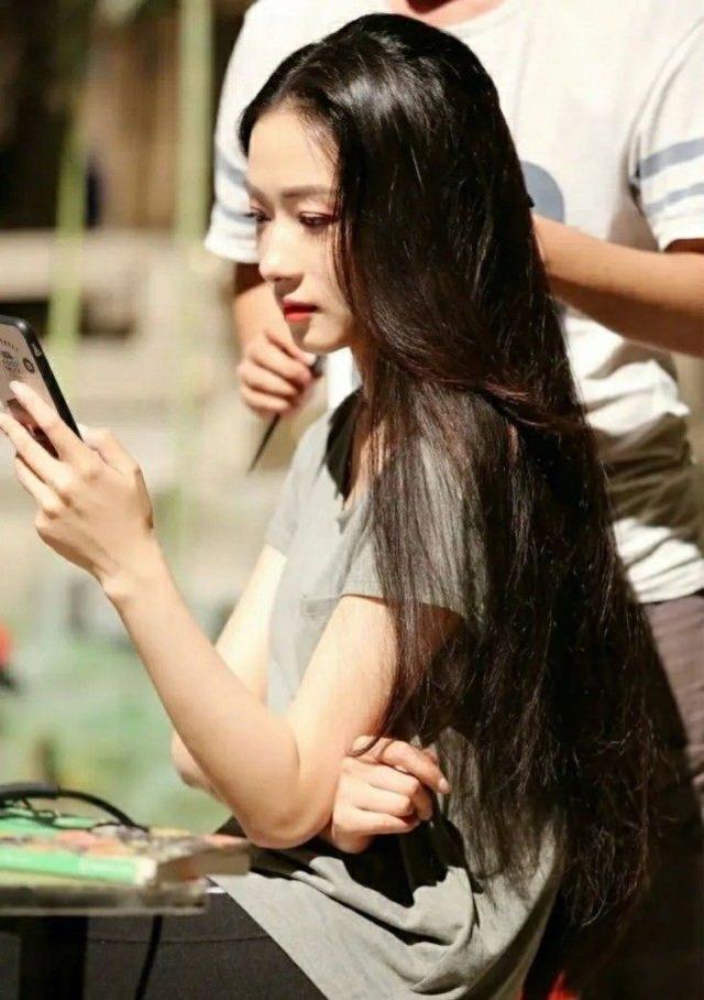 萬茜大展「側顏殺」！精緻面龐加一頭秀發，文藝優雅氣質盡顯而出 娛樂八卦吃瓜 第1张