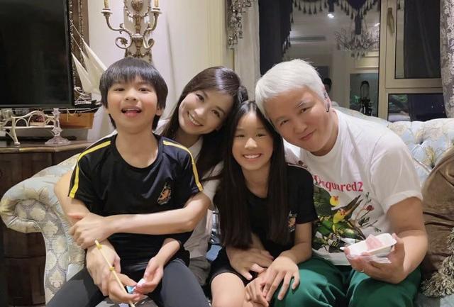 張庭曬全家福為丈夫慶生，大10歲丈夫和她同框像爺孫，真凍齡女神 娛樂八卦吃瓜 第2张