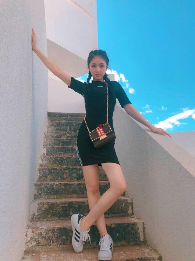 李蘭迪曬私服美照！淡黃長裙配蓬鬆頭發，氣質甜美可人充滿活力 娛樂八卦吃瓜 第3张