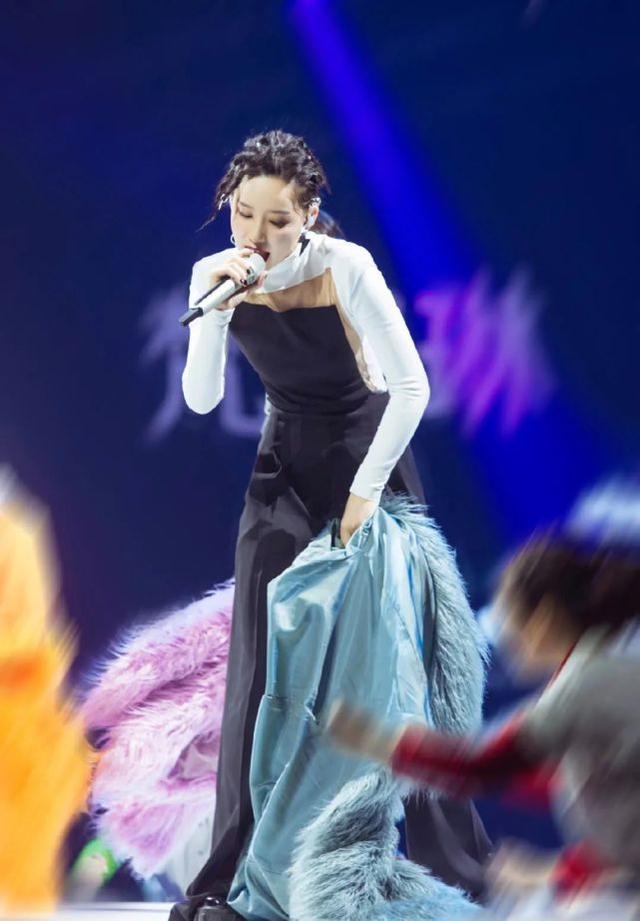 張雨綺驚艷亮相舞台，穿「南非火雞服」難擋性感魅力，實力C位 娛樂八卦吃瓜 第7张