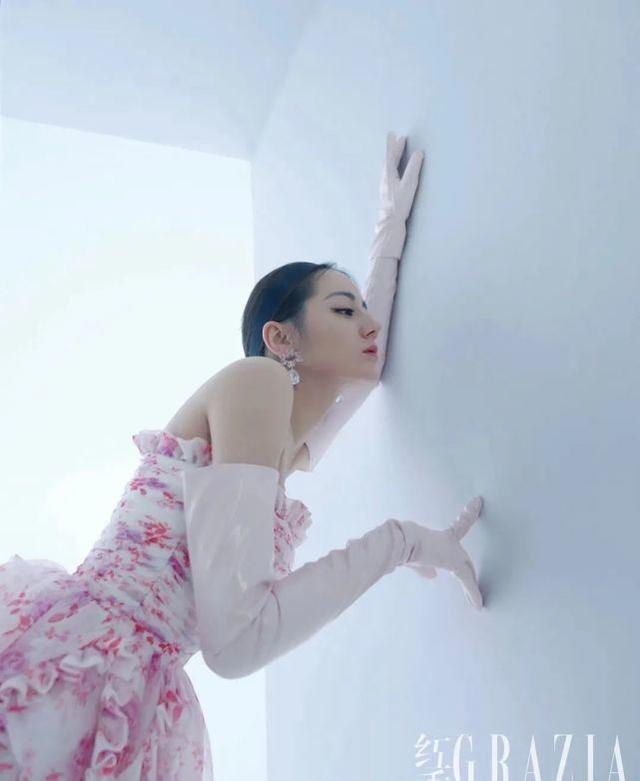 迪麗熱巴時尚大片曝光！穿黑裙宛如黑天鵝，中筒襪配高跟鞋顯身材 娛樂八卦吃瓜 第4张