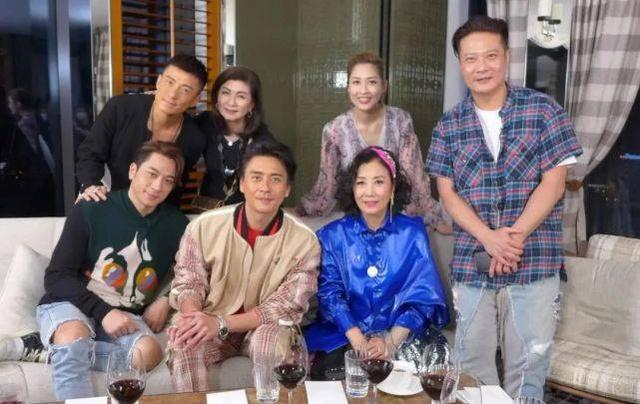 73歲汪明荃越老越敢穿，精美印花裙秀玲瓏身段，優雅老氣顯時髦 娛樂八卦吃瓜 第7张