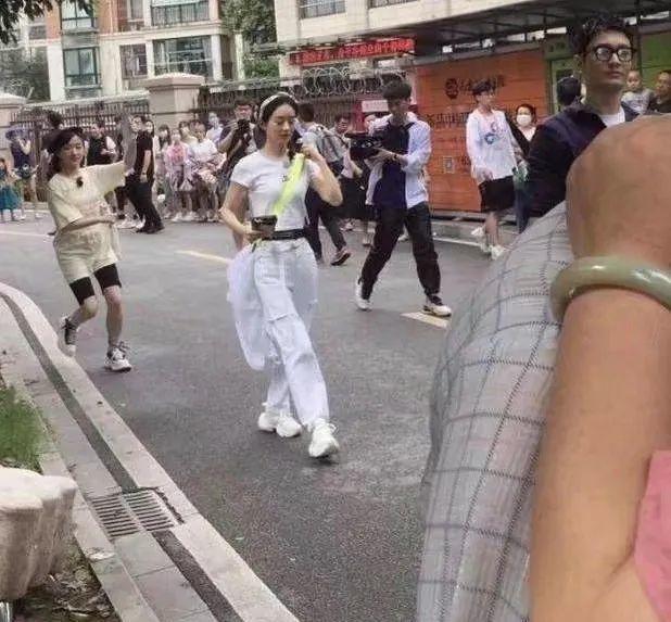 趙麗穎生娃後美出新高度！穿一身白色錄節目，身材出眾氣質驚艷 娛樂八卦吃瓜 第4张