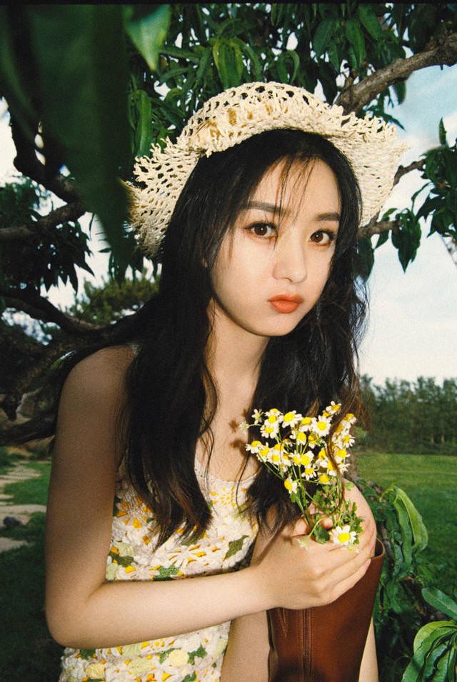 趙麗穎時尚大片曝光：穿花朵連體衣化身精靈女孩，減齡十足哪像32 娛樂八卦吃瓜 第2张