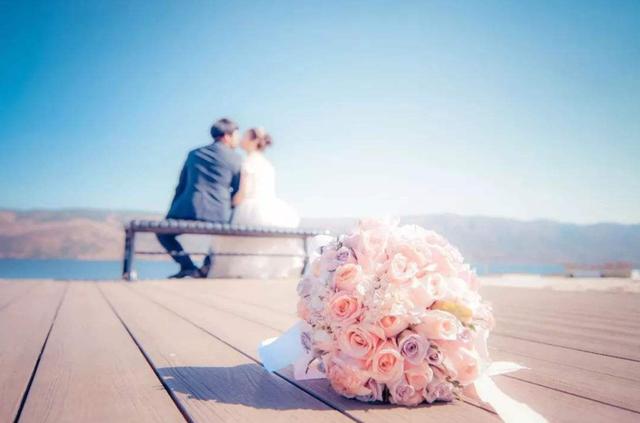 賈乃亮媽媽親手為李小璐洗腳，替兒維持婚姻，卑微又心酸 娛樂八卦吃瓜 第18张