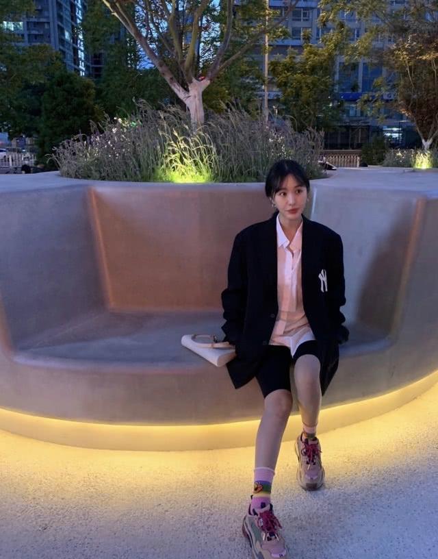 李菲兒女明星包袱太重！外出吃飯竟然還敷面膜，生怕回頭率低？ 娛樂八卦吃瓜 第9张