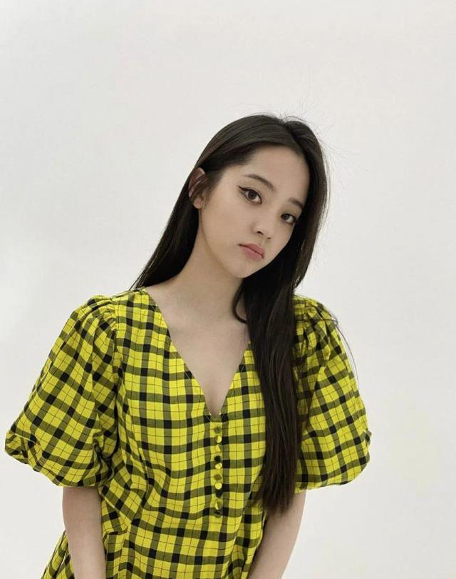 歐陽娜娜公主造型亮相，芥末黃連衣裙配煙燻妝，甜酷女孩太惹人愛 娛樂八卦吃瓜 第3张