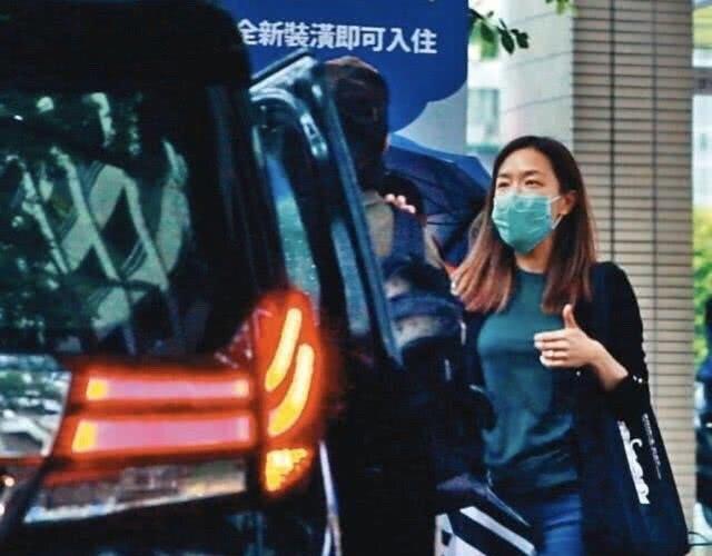 庾澄慶和妻子出街，59歲保養太年輕，和小14歲妻子看不出年齡差距 娛樂八卦吃瓜 第3张