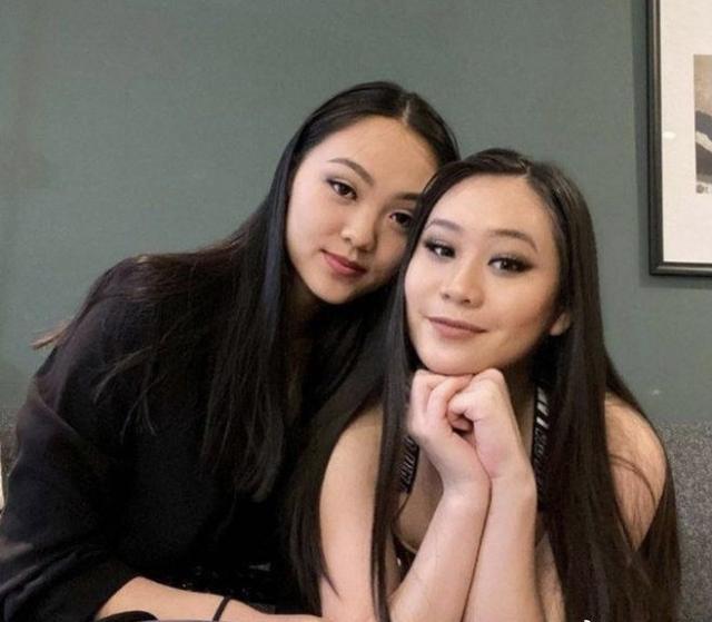 李連傑倆女兒近照曝光！濃妝艷抹打扮成熟，小女兒穿吊帶身材豐腴 娛樂八卦吃瓜 第2张