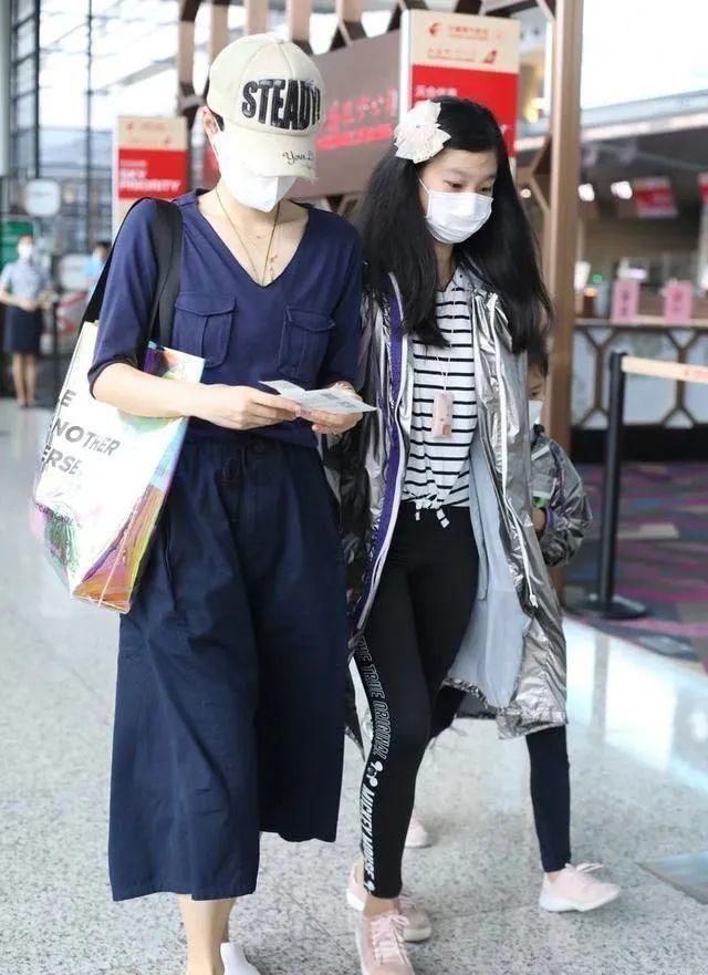 馬伊琍帶女兒現身機場，姐妹倆穿著時髦亮眼，「小鳥腿」太過搶鏡 娛樂八卦吃瓜 第1张