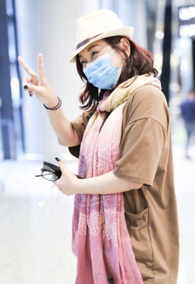 49歲陳松伶不服老！穿超短牛仔褲秀「小鳥腿」，狀態說30歲都嫌多 娛樂八卦吃瓜 第4张