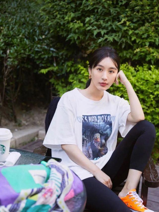 李菲兒太敢穿！長T包臀裙搭配Prada包包，少女十足又不失性感 娛樂八卦吃瓜 第7张