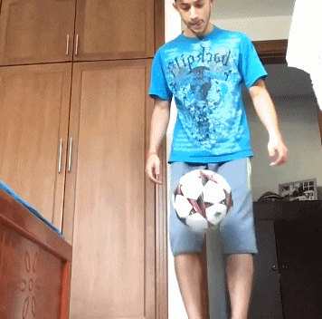 笑死我了，姑娘，你是第一次坐電瓶車吧，這個坐姿不覺得尷尬嗎 搞笑整蠱 第20张
