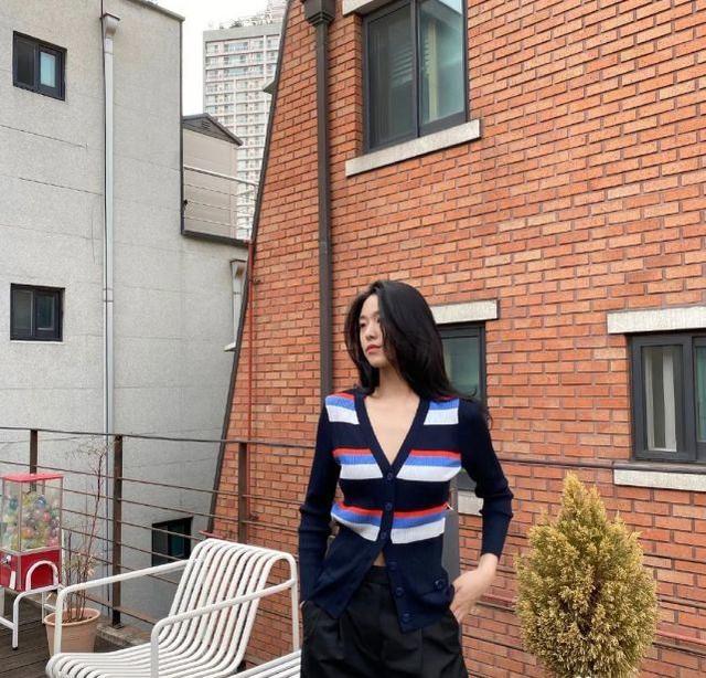 金雪炫身材比例好！穿基礎款單品也能美成畫報，不愧「名品身材」 娛樂八卦吃瓜 第1张