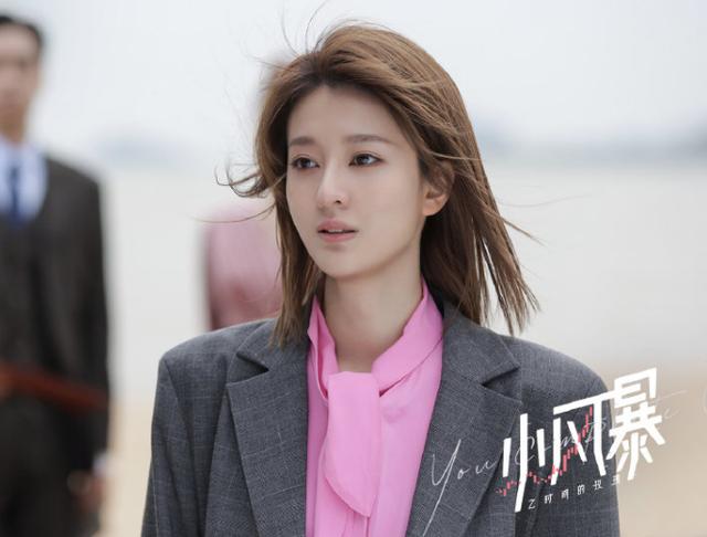 “小风暴”热播，圣诞节来临，乔欣佩戴的珠宝，可以送给女友 情人节送什么