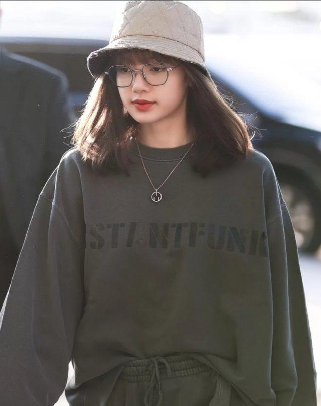 Lisa私服街拍照太吸睛，身穿一身灰色休閒裝，真是隨性又慵懶 娛樂八卦吃瓜 第1张