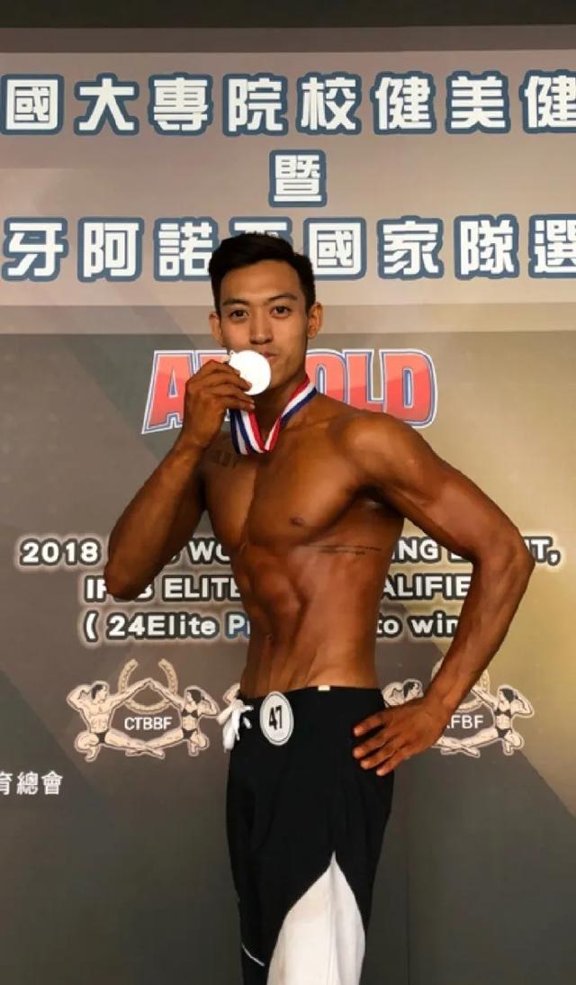 「肌肉奶爸」秀身材，大胸肌、麒麟臂，這樣的奶爸夠型男 健身減肥達人 第8张