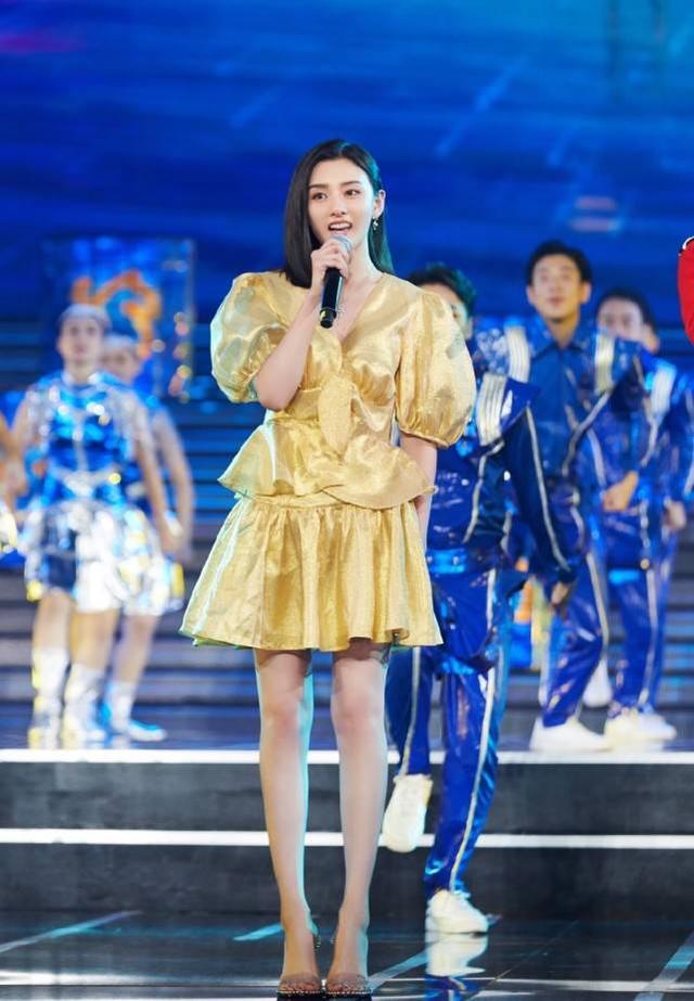 宋祖兒林允一同亮相機場，穿長款上衣大秀長腿，時髦靚麗吸睛十足 娛樂八卦吃瓜 第9张