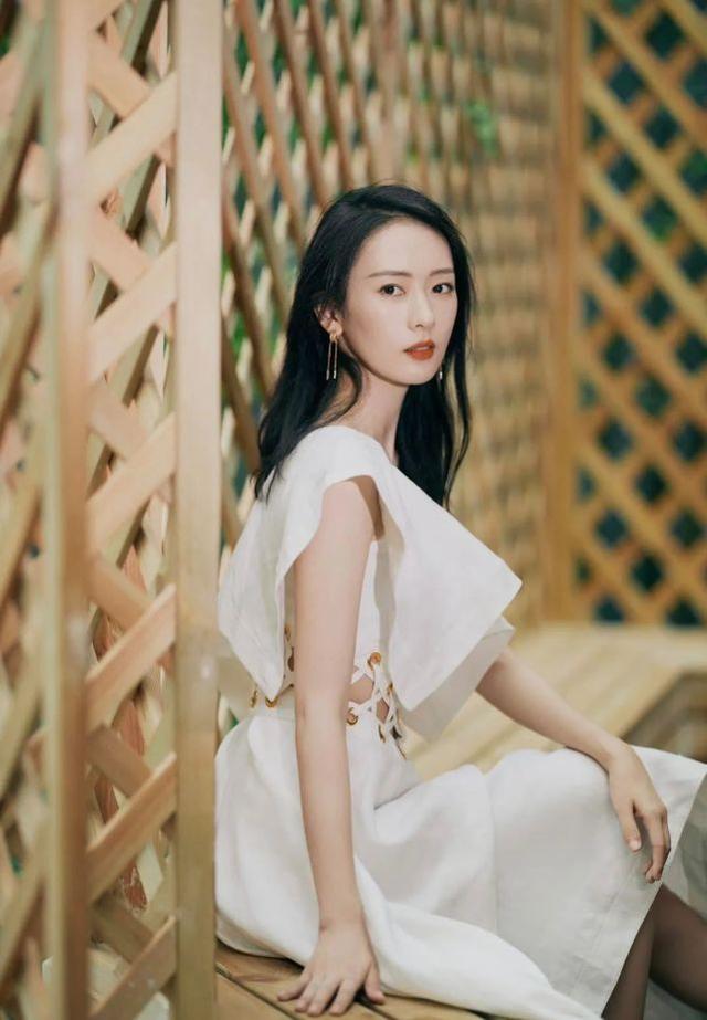「小章子怡」童瑤氣質太好，穿白色裙裝性感優雅，腰部綁帶秀蜂腰 娛樂八卦吃瓜 第7张