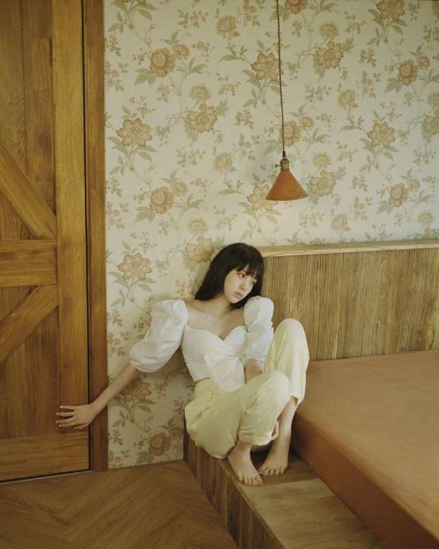 歐陽娜娜「鄉村style」上節目，穿T恤配牛仔褲，麻花辮太接地氣 娛樂八卦吃瓜 第6张