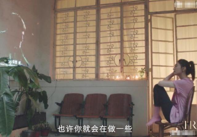 江疏影的別墅豪華有院子，光腳在家看投屏電影，不排斥當全職太太 娛樂八卦吃瓜 第23张