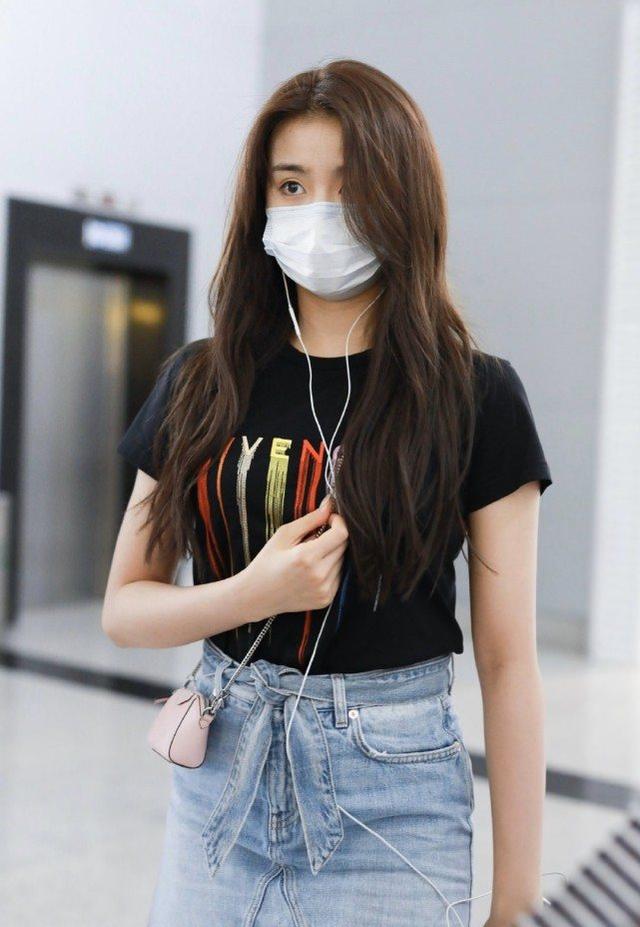 「172girls」金子涵走機場，印花黑T恤搭牛仔半裙，顏值太吸睛 娛樂八卦吃瓜 第3张