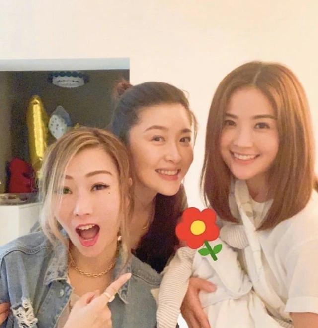 蔡卓妍曬和天後鄭秀文合影，兩人生活中私交甚好，相差十歲沒代溝 娛樂八卦吃瓜 第1张