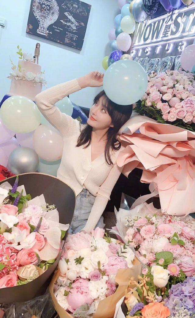 41歲秦嵐曬生日照，身穿白色針織衫優雅少女，單身活成了公主模樣 娛樂八卦吃瓜 第3张