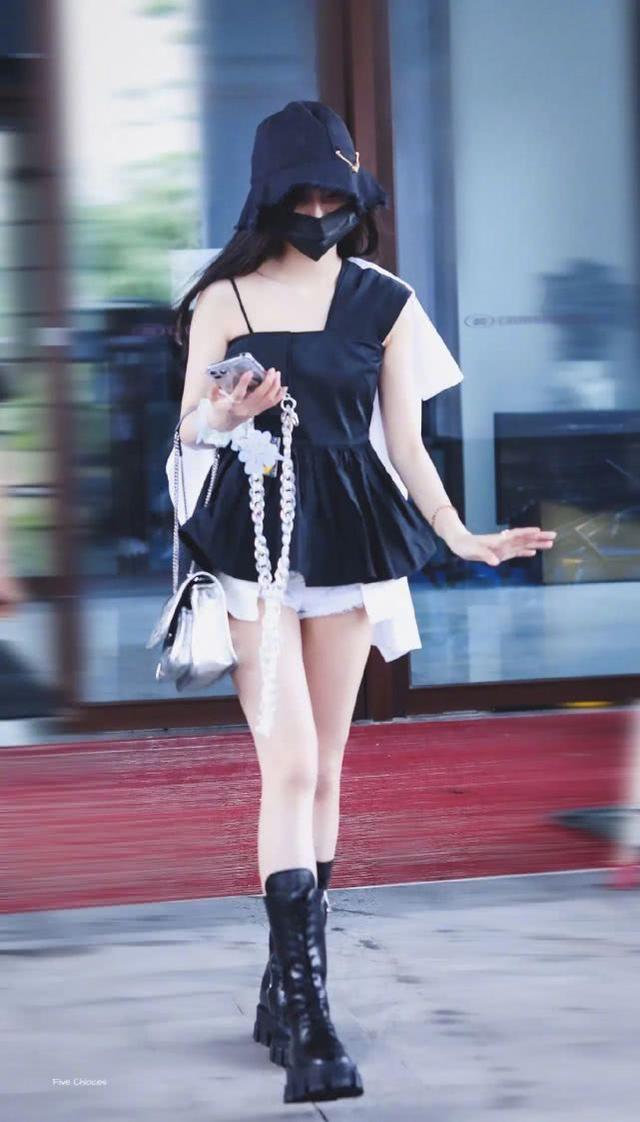 吳宣儀穿搭太大膽！不對稱束腰上衣搭白色短褲，下衣失蹤長腿矚目 娛樂八卦吃瓜 第3张