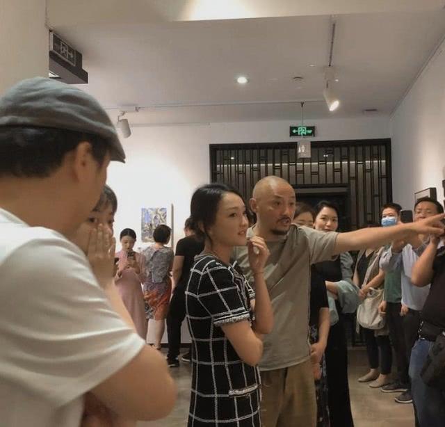周迅被曝離婚後首露面，心情大好絲毫未受影響，穿連衣裙大秀美腿 娛樂八卦吃瓜 第3张
