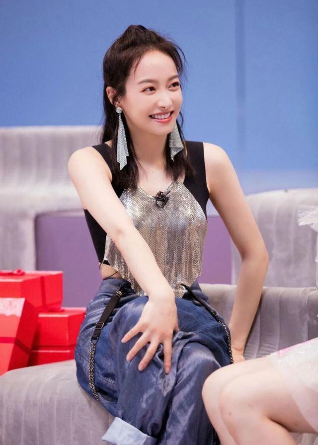 宋茜舞台造型太颯！「肚兜吊帶」亮閃閃，吸睛十足仿佛「美人魚」 娛樂八卦吃瓜 第1张