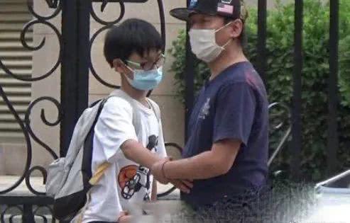 白百何陳羽凡三口齊現身，白百何穿搭低調，兒子元寶身高快超爸爸 娛樂八卦吃瓜 第3张