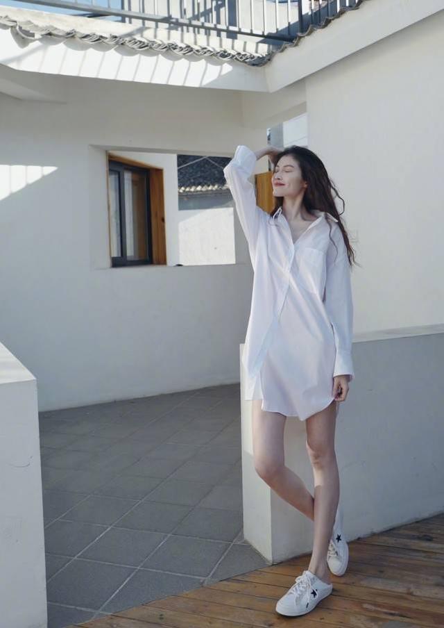 何穗微博曬美照，身穿一襲白裙秀婀娜身姿，氣質優雅盡顯獨特魅力 娛樂八卦吃瓜 第4张
