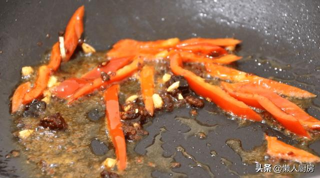 土豆別再燉肉了，教你一個新吃法，好吃到停不下來，比吃肉香 熱愛美食 第21张