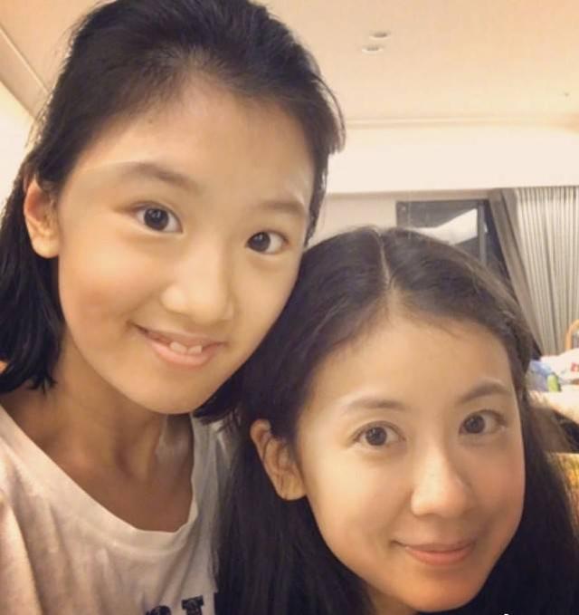 賈靜雯大女兒過生日！賈靜雯曬多張童年照為女兒慶生，首次不打碼 娛樂八卦吃瓜 第3张
