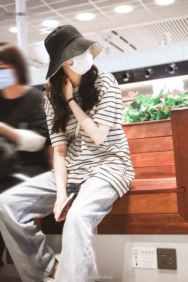 迪麗熱巴越來越接地氣，穿條紋T恤配牛仔褲，完全沒有明星范兒 娛樂八卦吃瓜 第3张