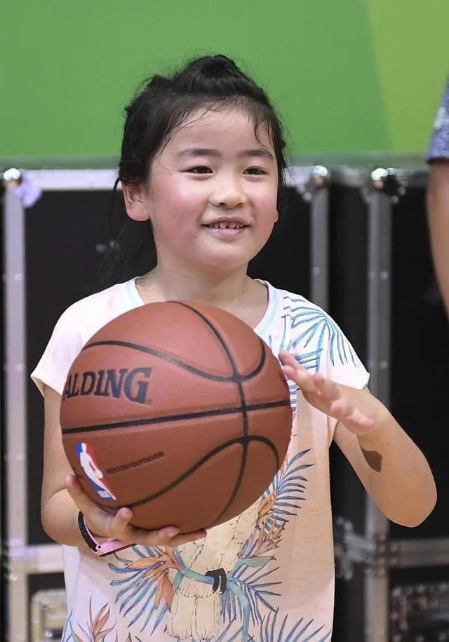 Giant gene, Yao Ming“s daughter is 1.9 meters tall, she is capable of