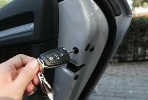 车锁打不开怎么办（车钥匙打不开车门怎么回事）