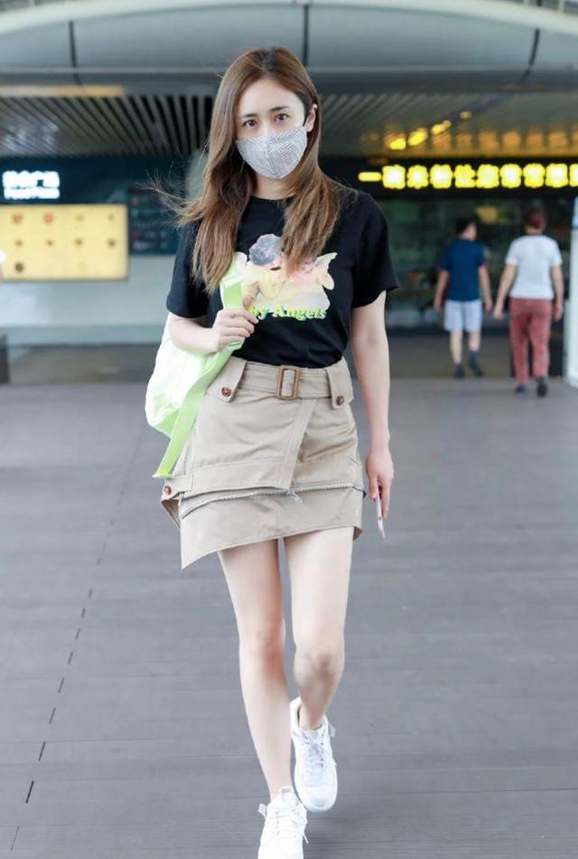 劉芸走機場，穿露臍短袖配斜面開叉牛仔裙，大秀「牛奶腿」真吸睛 娛樂八卦吃瓜 第6张