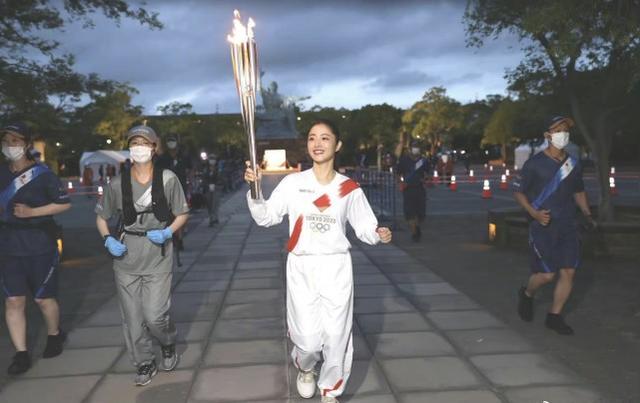 石原里美成奧運傳遞大使，現身公園傳遞火炬，笑起來超甜美 娛樂八卦吃瓜 第5张