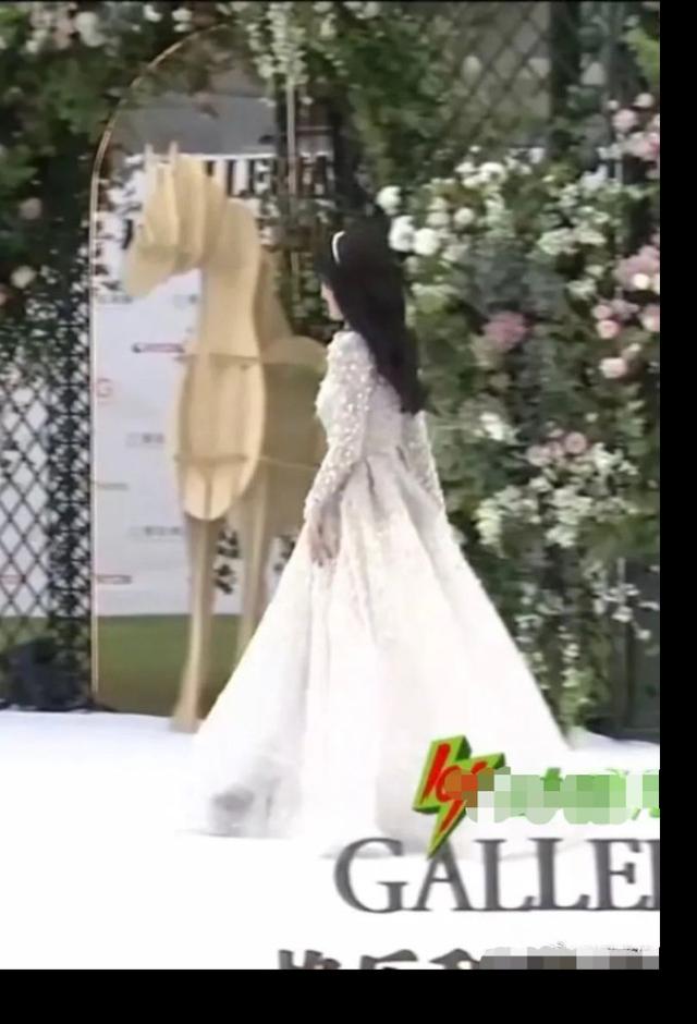 鞠婧禕美得過分！穿白色公主裙艷壓全場，腳踩30cm高跟鞋不簡單 娛樂八卦吃瓜 第5张