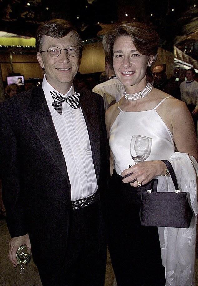 比爾蓋茨離婚後現身街頭，依舊佩戴婚戒，和前妻「藕斷絲連」？ 娛樂八卦吃瓜 第6张