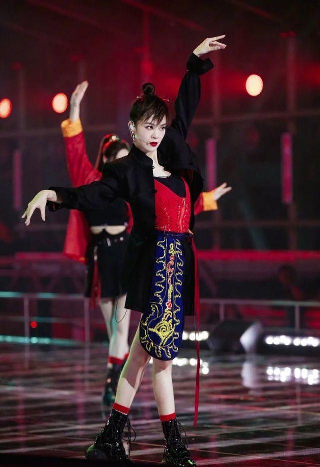 郁可唯膽子真大！首次公演cos羊駝太帥氣，中國風造型真像女俠 娛樂八卦吃瓜 第2张