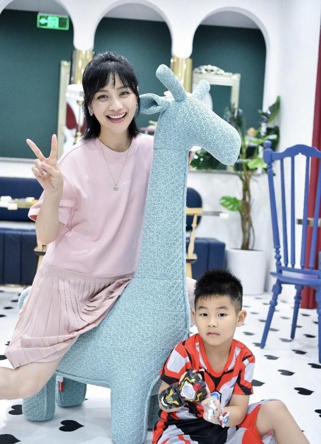 胡可越來越會穿搭！身穿粉色印花裙甜美可人，狀態完全不像是44歲 娛樂八卦吃瓜 第8张